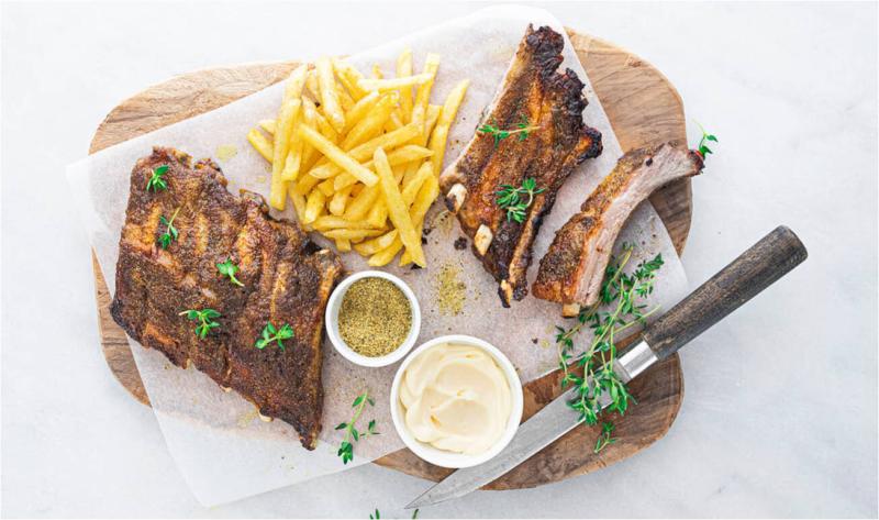 Iberian spare ribs with Aioli sauce, served with 'super crunchy original fries'